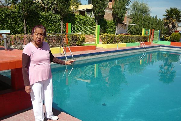 Las Cumbres, en el centro de Santa Cruz Tlaxcala, además del esparcimiento acuático, ofrece áreas verdes para lectura y relajación, entre otros servicios. / Armando PEDROZA