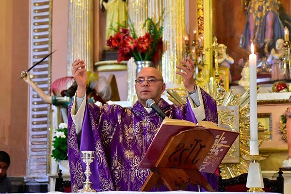 El administrador diocesano Jorge Iván Gómez Gómez, durante la homilía del quinto viernes del tiempo litúrgico, celebrada en la Iglesia de San Miguel Arcángel, municipio de Santa Cruz Tlaxcala. / Héctor LORENZO