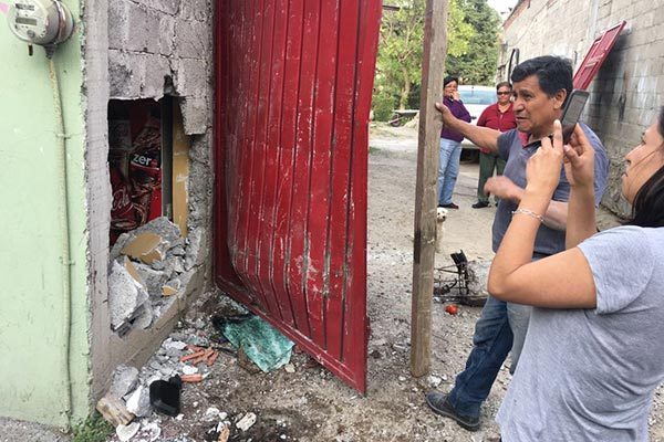 Tras el choque, la pared de la tienda quedó parcialmente destrozada. / Moisés MORALES