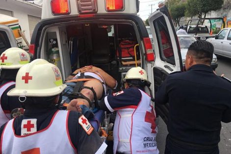 Al lugar arribaron de inmediato paramédicos de la Cruz Roja, quienes auxiliaron a los tres tripulantes. / Moisés MORALES