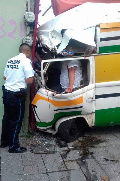 Al parecer debido a que la unidad sufrió una falla mecánica, el conductor del “car burguer” giró el volante, se subió a la banqueta y se impactó “en seco” contra la pared de una tienda. / Moisés MORALES