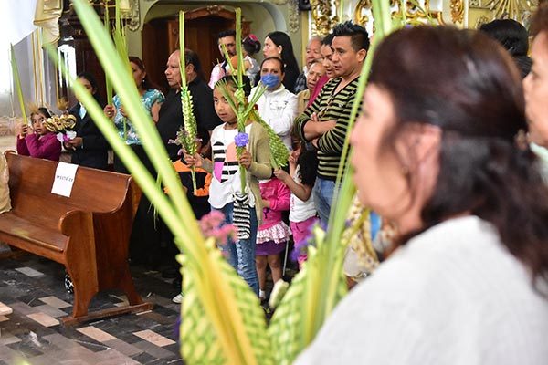En las iglesias de todo el estado cientos de feligreses acudieron para bendecir las palmas con la finalidad de recordar la entrada de Jesús a Jerusalén en el inicio de la Semana Santa. / Héctor LORENZO