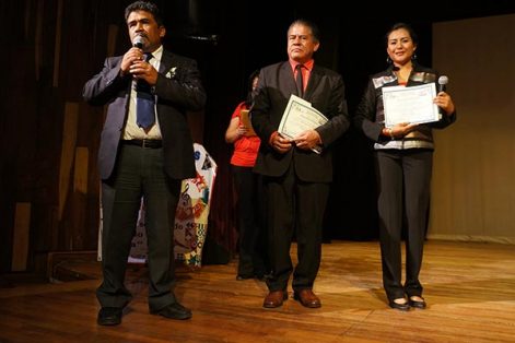 El coordinador del departamento de educación artística de la USET, Iasaac Nava, entregó un reconocimiento al director del plantel y a la maestra Anahí Zempoalteca