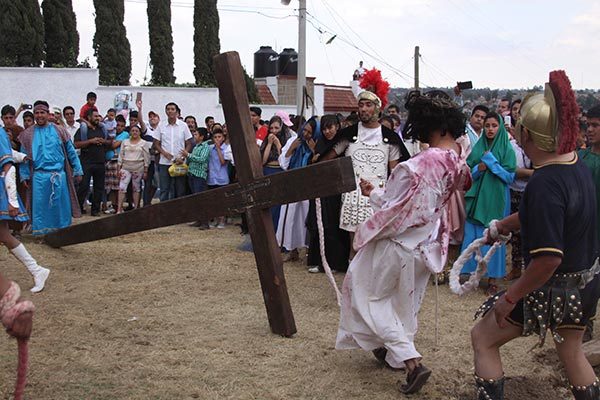 Una pesada cruz cargó Jesús durante un ascenso de 100 metros hasta El Calvario. / Tomás BAÑOS