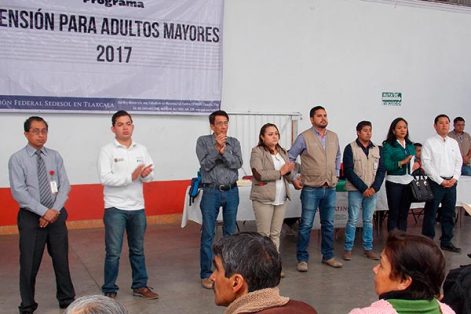 El alcalde de Nanacamilpa, Víctor Hugo Sánchez Flores, acompañado por representantes de dependencias estatales y federales en la inauguración de la feria de servicios de Sedesol. / Manuel MORALES