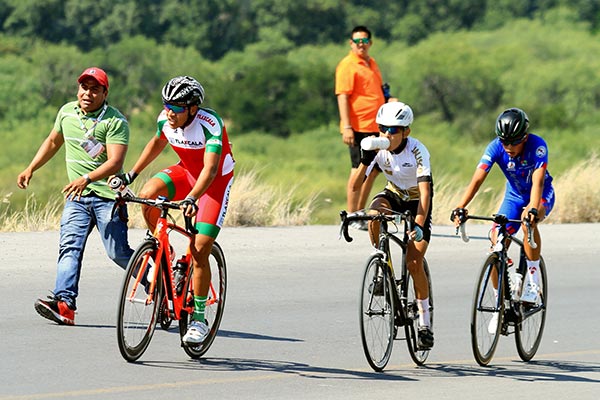 El ciclista tlaxcalteca, Ángel Pérez Reyes, recibió abastecimiento por parte de su padre Hipólito Pérez, ayer en Monterrey, Nuevo León. / Francisco H. REYES