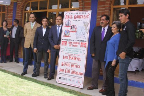 Ganaderos, matadores y autoridades durante la presentación de la fiesta taurina en honor al patrón Santiago. / Tomás BAÑOS