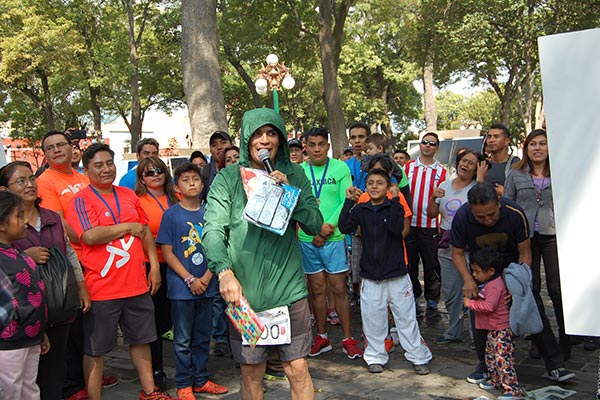 Al culminar la competencia, los organizadores realizaron una convivencia con los participantes, donde obsequiaron artículos deportivos. / Fabiola VÁZQUEZ