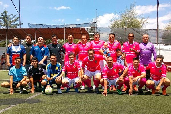 Para dar el “remojo” a sus nuevos uniformes, Supra llevó a cabo un partido amistoso ante Amigos Panistas en la cancha Olympia ubicada en Tlacualoyan. / Everardo NAVA