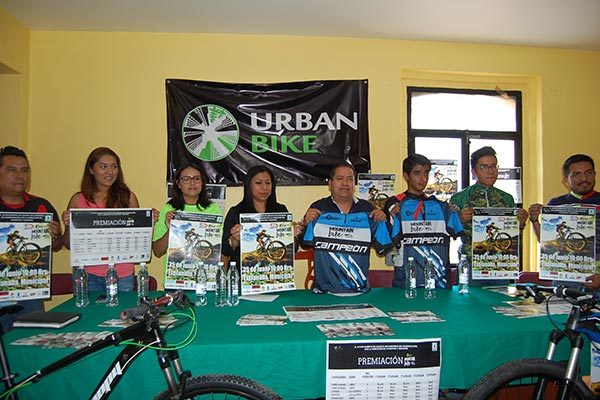 Faustino Karín Molina Castillo, alcalde de Amaxac, acompañado de regidores, competidores y patrocinadores, anunció que ya está todo listo para la realización de la primera carrera de Mountain Bike, que se desarrollará en un circuito que saldrá del centro y pasará por bellos lugares naturales de la comuna. / Everardo NAVA