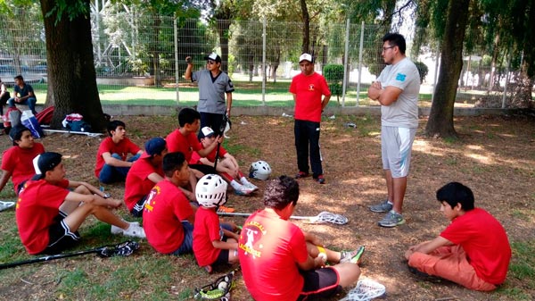 Los jugadores tlaxcaltecas participaron en la clínica de lacrosse, para mejorar su técnica impartida por el IPN. / Fabiola VÁZQUEZ