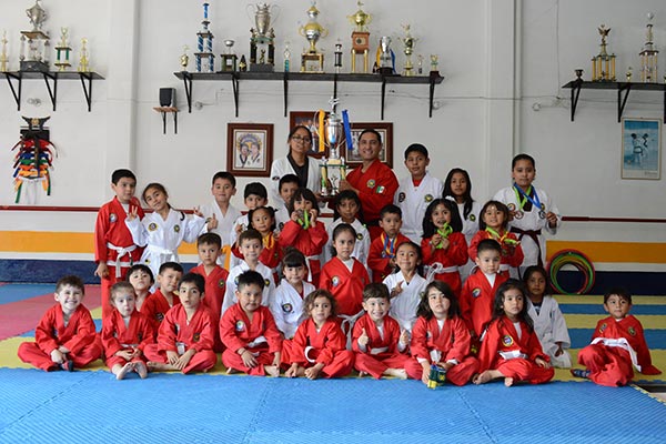 Los niños taekwondoínes muestran con orgullo sus medallas y trofeo. / Migdalia CARRO