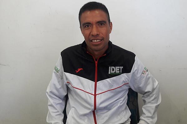 El maratonista Francisco Bautista impartirá entrenamientos de atletismo en la comunidad de San Miguel Xaltipan, en Contla. / Everardo NAVA