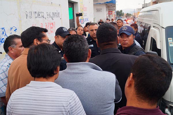 Vecinos del primer cuadro de la ciudad estuvieron a punto de enfrentarse con los uniformados, quienes insistían en retirar las unidades antes de la llegada del agente del Ministerio Público. / Manuel MORALES