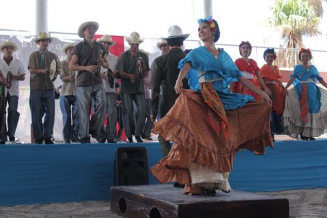 Nora Rachel RAMÍREZ. / Con su espectáculo “Hombres tierra”, la compañía Jóvenes Zapateadores, acompañada por el grupo musical Son Luna, cuenta la memoria histórica de Veracruz