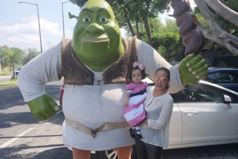 En compañía de su hija Isabella, Viry festejó un año más de vida
