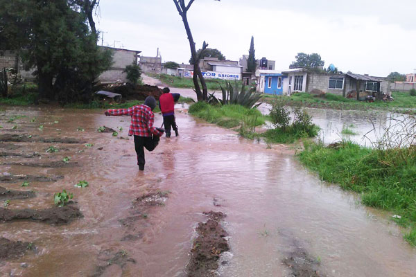 Familias damnificadas por el torrencial aguacero del viernes retiran el agua de sus viviendas. / Tomás BAÑOS
