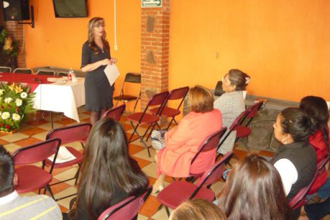 Florina Moreno Castillo, presidenta honorífica del DIF municipal de Contla, encabezó el ciclo de conferencias que culmina hoy en el municipio textilero. / Armando PEDROZA