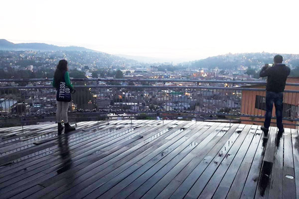 Hasta el mirador de las Escalinatas de los Héroes en la ciudad capital arriban las parejas para declararse su amor. / Tomás BAÑOS
