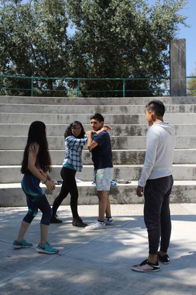 Las artistas Mónica Poulette Martínez y Edith Ahuatzi comparten sus conocimientos en danza y teatro en el ágora del Jardín Botánico de Tizatlán. / Nora Rachel RAMÍREZ