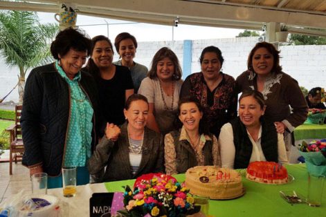 Mónica Cuéllar partió pastel por su cumpleaños