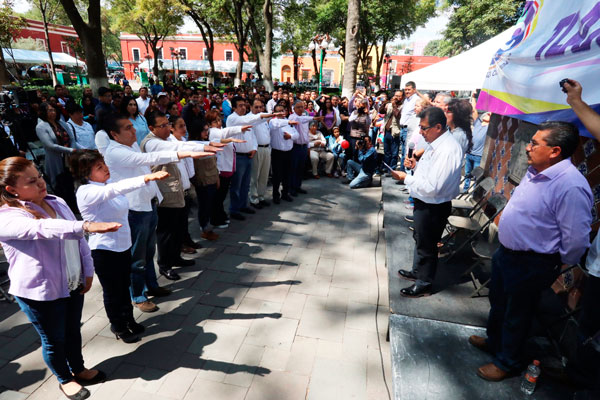 Serafín Ortiz Ortiz toma protesta a los integrantes del Comité Directivo Municipal del PAC en la capital. / Leonel TLALMIS
