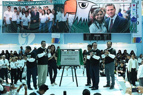 En la inauguración del polideportivo fue develada una placa conmemorativa a cargo de Mikel Arriola Peñalosa, director general del IMSS, y el gobernador del Estado, Marco Antonio Mena Rodríguez. / Jesús LIMA