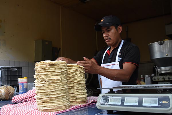 Las tortillerías registran una disminución en el producto, principalmente porque compiten con otros vendedores que no pagan impuestos que, al estar en la informalidad, pueden ofrecer un menor precio. / Jesús LIMA