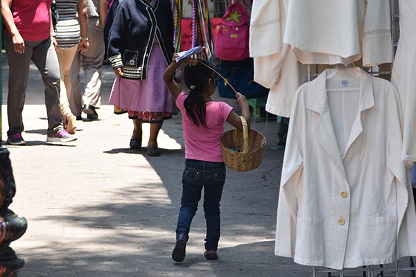 En un recorrido por las principales calles del municipio capitalino, El Sol de Tlaxcala observó por lo menos una decena de niños vendiendo productos diversos en calles y cruces carreteros. / Jesús LIMA