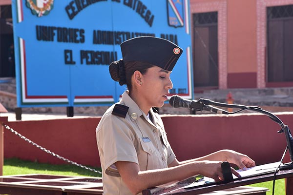 La soldado Verónica Suarez Mejía hizo uso de la voz para agradecer al secretario de la Defensa Nacional, el general Salvador Cienfuegos Zepeda y al comandante de la 23 Zona Militar, Elpidio Canales Rosas, la manufactura y entrega del uniforme administrativo. / Héctor LORENZO