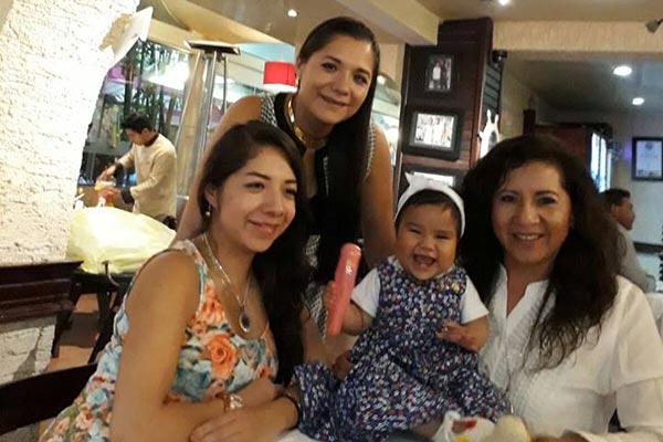 Las festejadas felices en su festejo de cumpleaños en compañía de Mariana y la pequeña Natalia