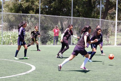 Coyotas Espartanas encabezan la tabla general de la liga femenil Ixtulco, quienes este fin de semana sumaron otra victoria ante el conjunto representativo de la comunidad. / Fabiola VÁZQUEZ