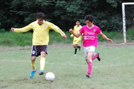 El penúltimo encuentro del torneo regular de la liga de futbol Unidad Santa Cruz de Chiautempan registró un marcador de tres goles a uno, donde el equipo Panteras se quedó sin sumar puntos rumbo al arranque de la liguilla. / Fabiola VÁZQUEZ