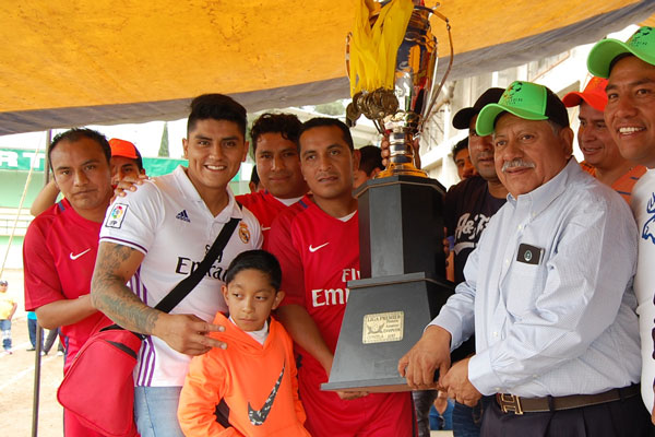 El alcalde de Contla, Miguel Muñoz Reyes, entregó el trofeo a los campeones de la liga Premier. / Everardo NAVA