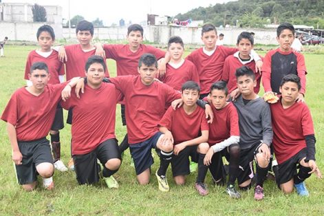 La escuela telesecundaria “Lázaro Cárdenas del Río” de San Simeón Xipetzingo participó en el encuentro de futbol de la zona 05. / Everardo NAVA