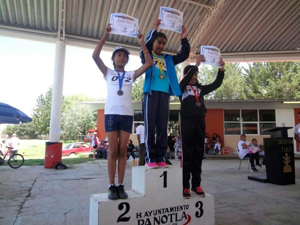 La primera carrera pedestre “Guerrero Jaguar” registró la participación de 51 niñas de seis escuelas primarias, quienes subieron al pódium de ganadores en los dos mil metros planos. / Fabiola VÁZQUEZ