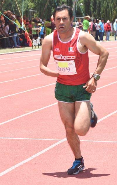 Mario Santillán acudió al evento atlético de Panotla. El medallista de Juegos Paralímpicos a nivel mundial convivió en la justa deportiva celebrada en suelo estatal. / Everardo NAVA