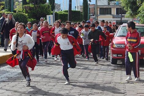 Niños y adultos participaron en la Caminata por la Salud, para fomentar la práctica del deporte en la comuna. / Fabiola VÁZQUEZ