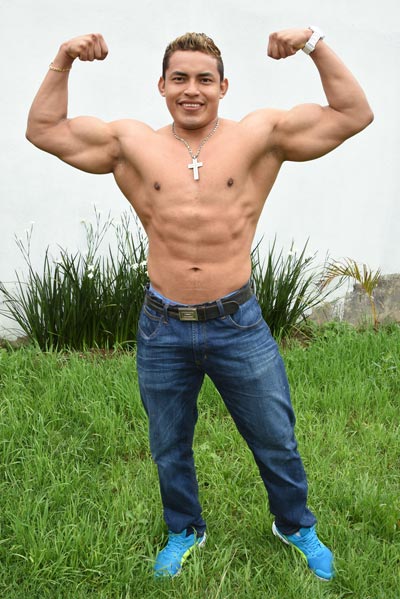 Ángel Francisco Solórzano Pérez, campeón nacional de fisicoculturismo, acudió al festejo de Carmen García en Apetatitlán. / Everardo NAVA