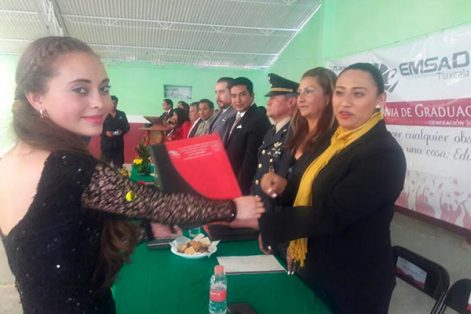 Araceli Rivera, alumna de sexto semestre del Emsad, fue la encargada de dirigir el mensaje de despedida a nombre de sus compañeros. / Tomás BAÑOS