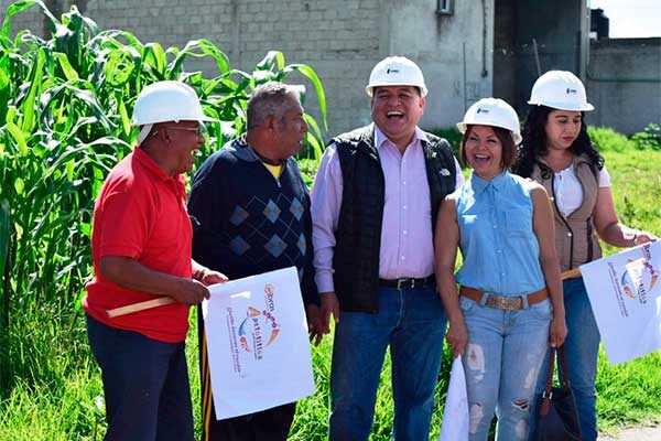 El alcalde Eloy Reyes Juárez dio el banderazo a la obra de pavimentación que se ejecutará a partir del mes de julio y hasta el 19 de agosto próximo. / Moisés MORALES
