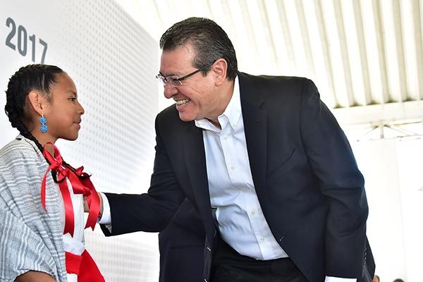 Ingrid Conde Bautista, de 10 años de edad, agradeció, a nombre de sus compañeros, los apoyos recibidos por parte del Gobierno del Estado. / Héctor LORENZO