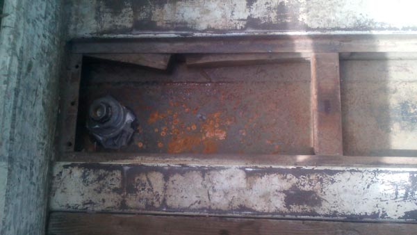 En el vehículo fue localizado un contenedor oculto en el piso de carga, el cual se encontraba abastecido con 350 litros de gasolina. / EL SOL DE TLAXCALA