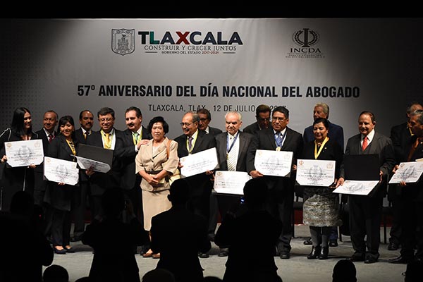 La Institución Nacional para la Celebración del Día del Abogado entregó reconocimientos a políticos destacados en México. / Jesús LIMA
