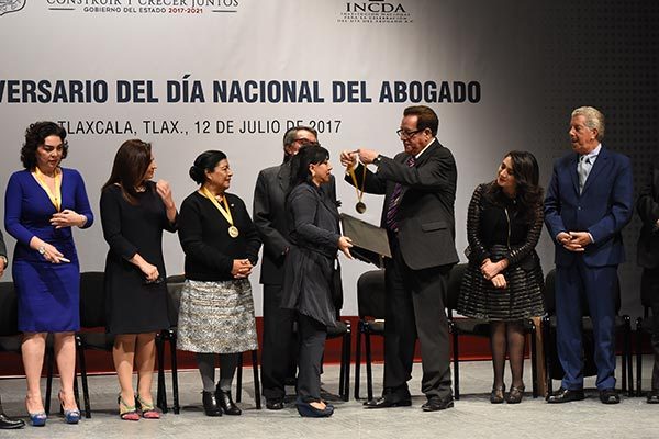 Durante la celebración del Día del Abogado, la INCDA entregó un reconocimiento especial a la presidenta municipal de Tlaxcala, Anabell Ávalos Zempoalteca. / Jesús LIMA