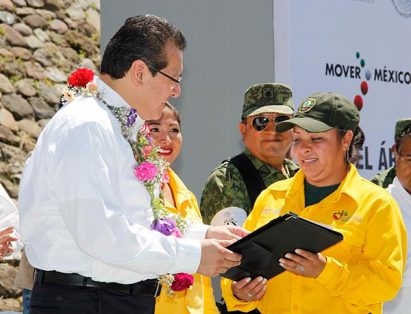El gobernador Marco Antonio Mena entregó reconocimientos a las brigadas contra incendios forestales de Conafor, Coordinación General de Ecología, 23 Zona Militar, bomberos y Protección Civil de Tlaxcala. / EL SOL DE TLAXCALA