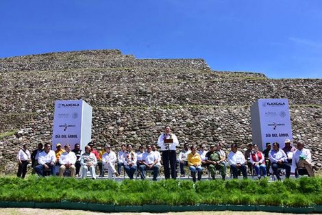 El jefe del Poder Ejecutivo de la entidad aseguró que el compromiso de su administración en materia ambiental es el cuidado de los bosques. / Héctor LORENZO