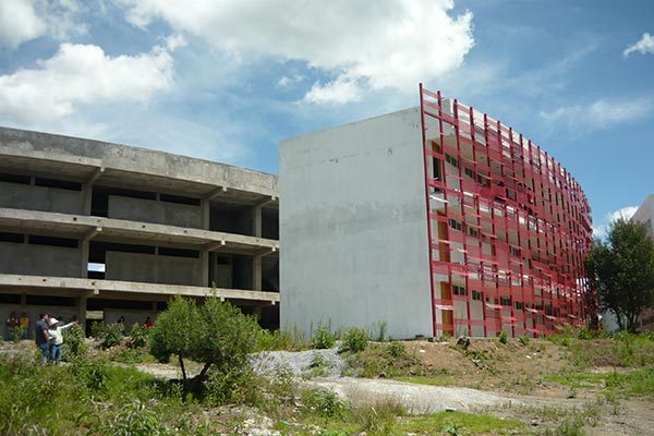 El tercer edificio de la Facultad de Ciencias Económico Administrativas, izquierda, estará acondicionado para el mes de septiembre. / Armando PEDROZA