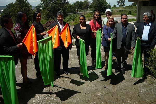 El rector de la UAT, Rubén Reyes Córdoba, y el alcalde de Amaxac de Guerrero, Faustino Carín Molina Castillo, acompañado de miembros del cabildo, dieron el banderazo de inicio de obra a la segunda etapa del edificio tres de la Facultad de Ciencias Económico Administrativas. / Armando PEDROZA