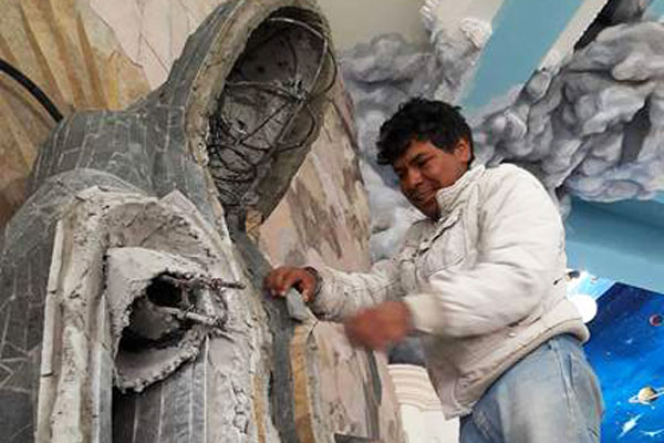 La escultura de la virgen de Guadalupe quedará decorada para la festividad del 12 de diciembre. / Tomás BAÑOS